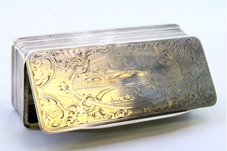 Caixa de rapé em prata canelada com gravados na tampa envolvendo cartela para monograma e tampa basculante